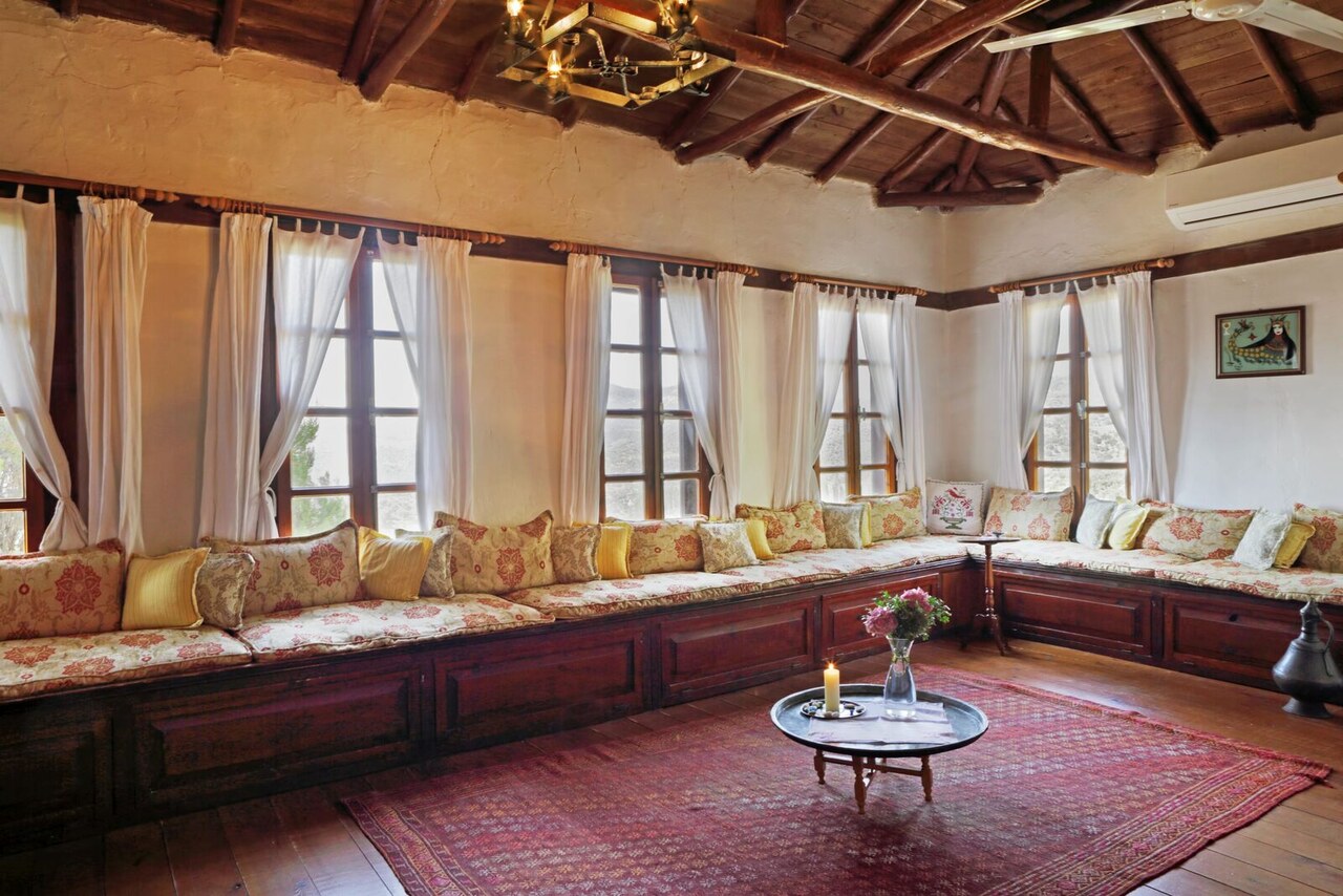 Platform Bed House