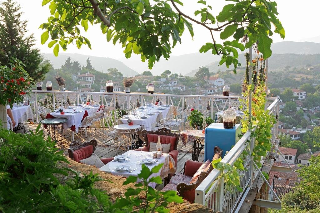 Şirince’nin damlarına bakan restoran terası