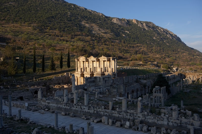 Akşam ışığında Efes’teki Celsus Kütüphanesi