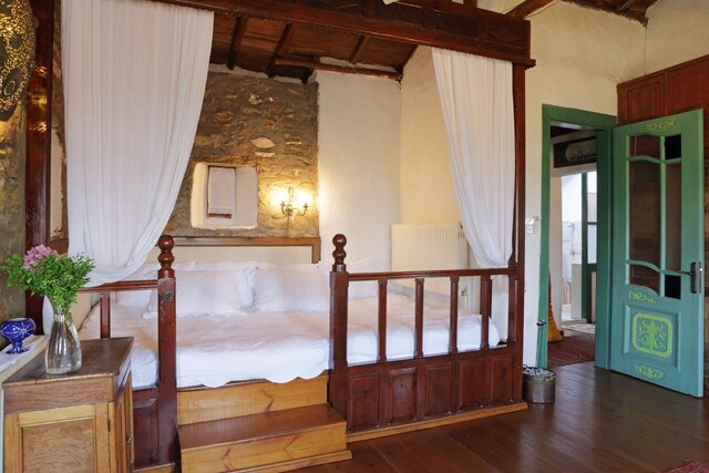 Platform Bed House 8
